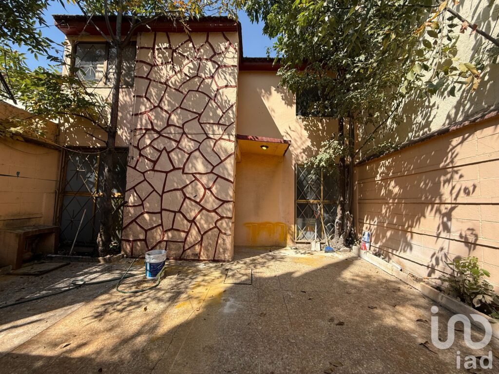 SE RENTA CASA CON USO DE SUELO EN VALLE DORADO