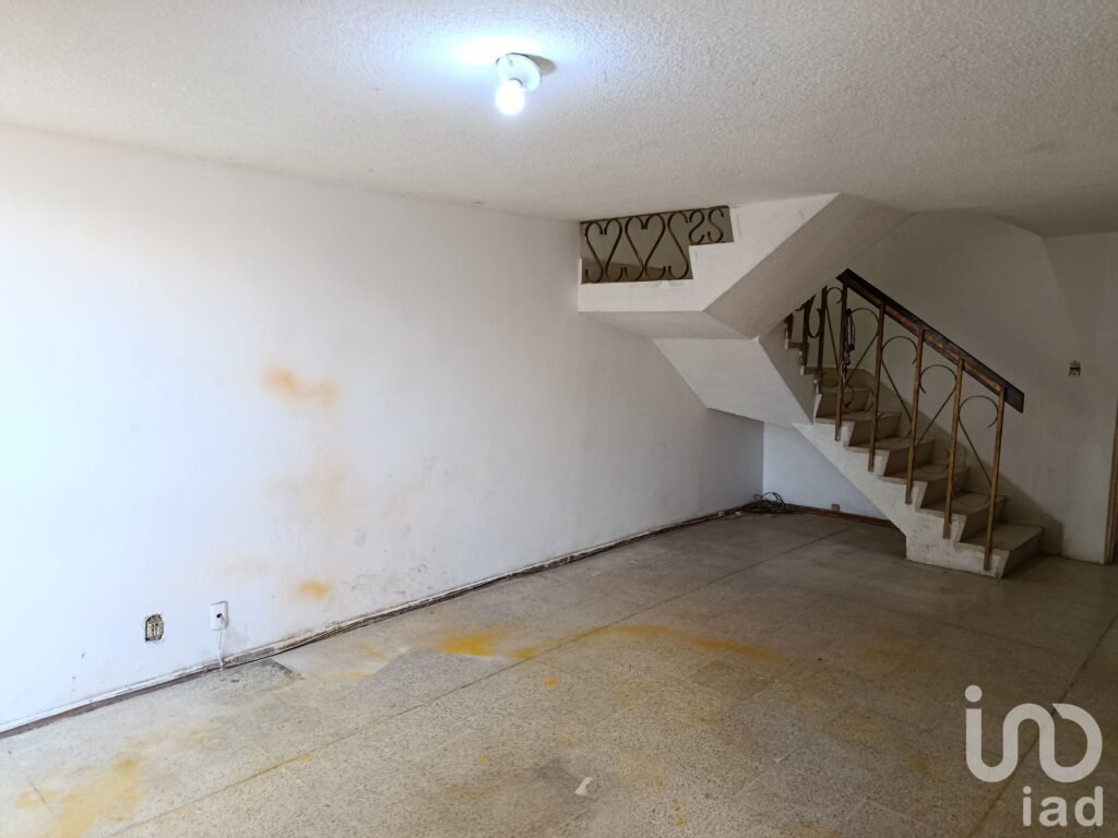 SE RENTA CASA CON USO DE SUELO EN VALLE DORADO