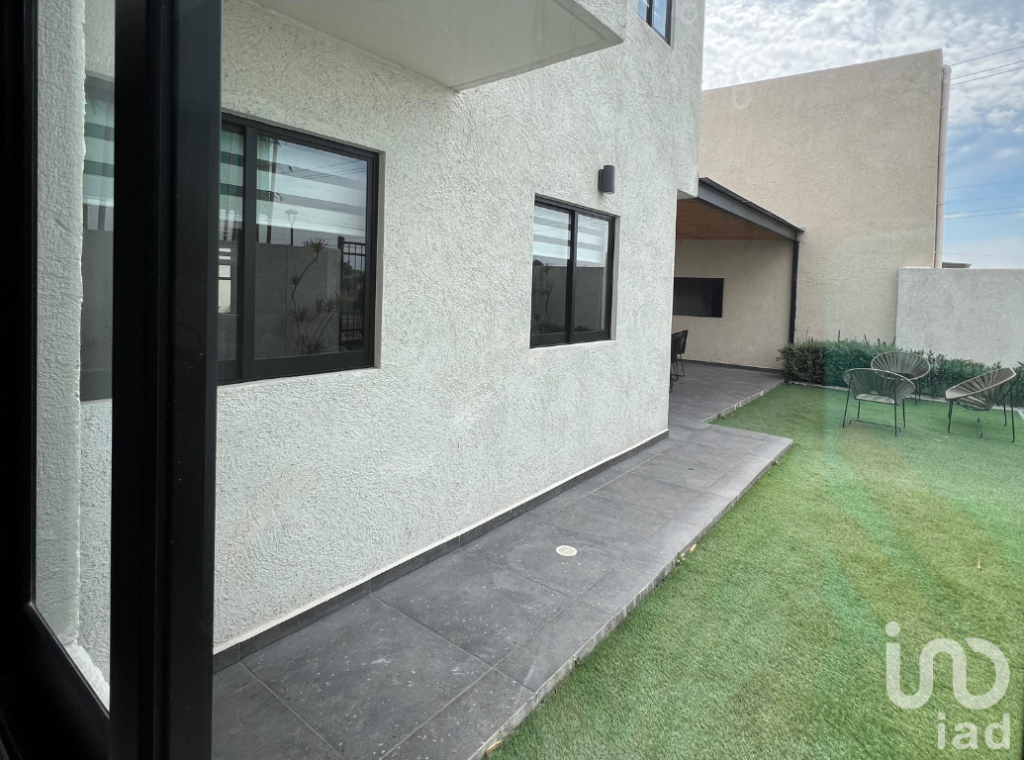 CASA en VENTA - 3 recamaras, 3 baños completos, 2 cajones estacionamiento - NUEVA