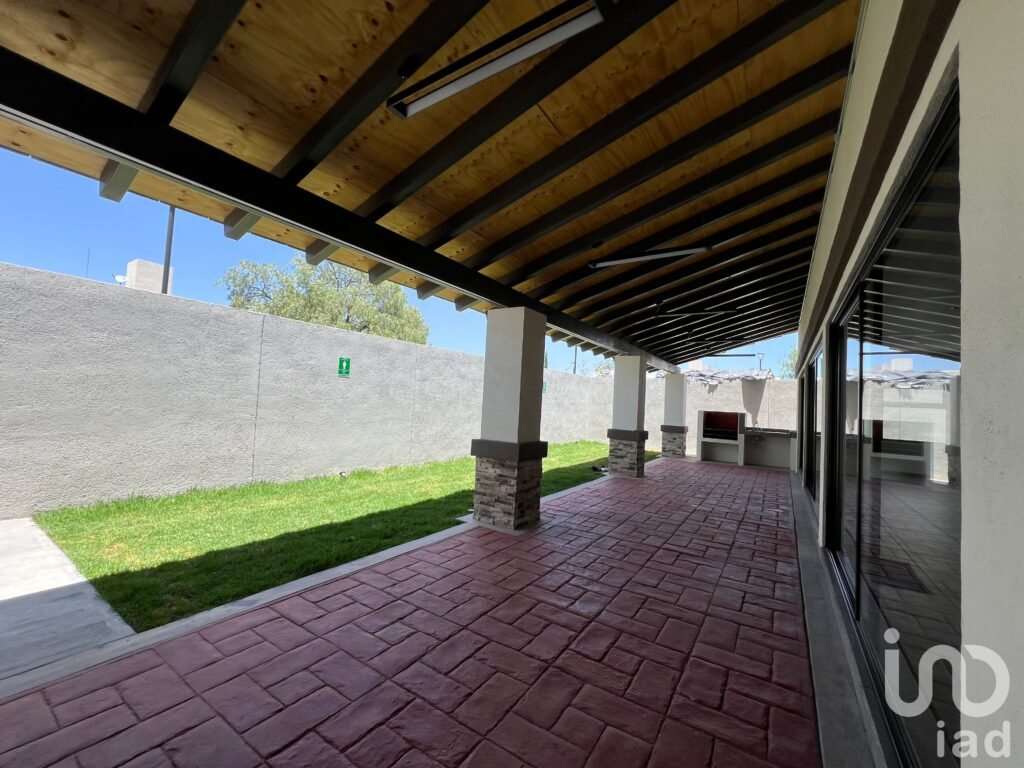 CASA en VENTA - 3 recamaras, 3 baños completos, 2 cajones estacionamiento - NUEVA