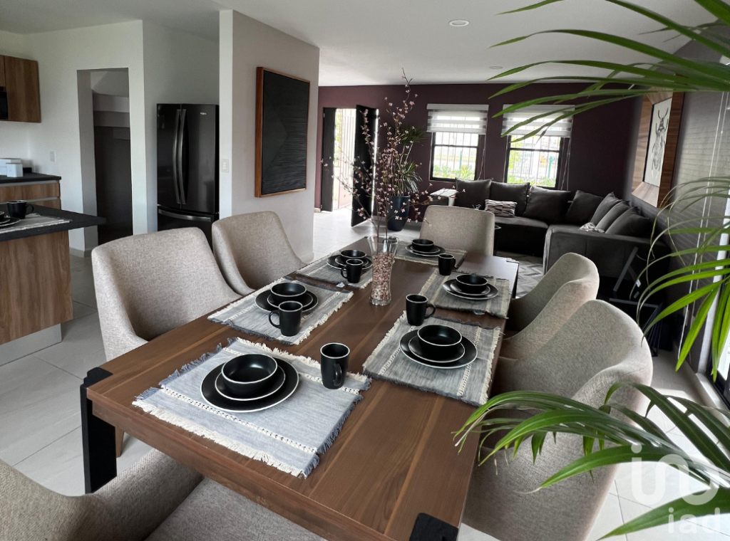 CASA en VENTA - 3 recamaras, 3 baños completos, 2 cajones estacionamiento - NUEVA