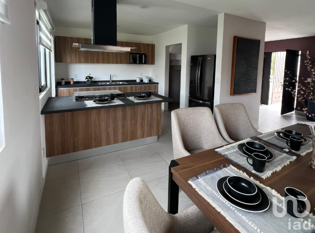 CASA en VENTA - 3 recamaras, 3 baños completos, 2 cajones estacionamiento - NUEVA