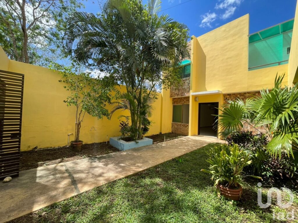 VENTA DE CASA EN LAS MARGARITAS CHOLUL CON AMPLIO TERRENO
