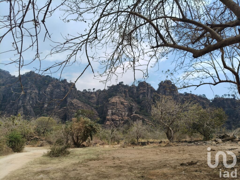 Terreno en venta en Tepoztlán con vistas panorámicas a las montañas.