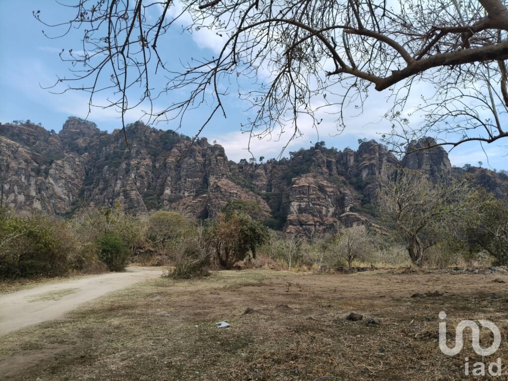 Terreno en venta en Tepoztlán con vistas panorámicas a las montañas.