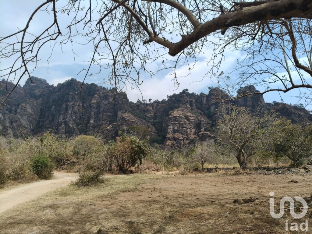 Terreno en venta en Tepoztlán con vistas panorámicas a las montañas.