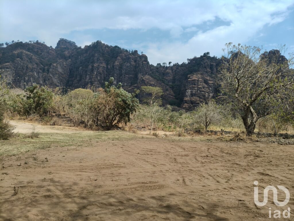 Terreno en venta en Tepoztlán con vistas panorámicas a las montañas.
