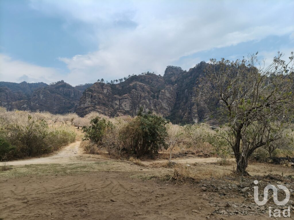 Terreno en venta en Tepoztlán con vistas panorámicas a las montañas.