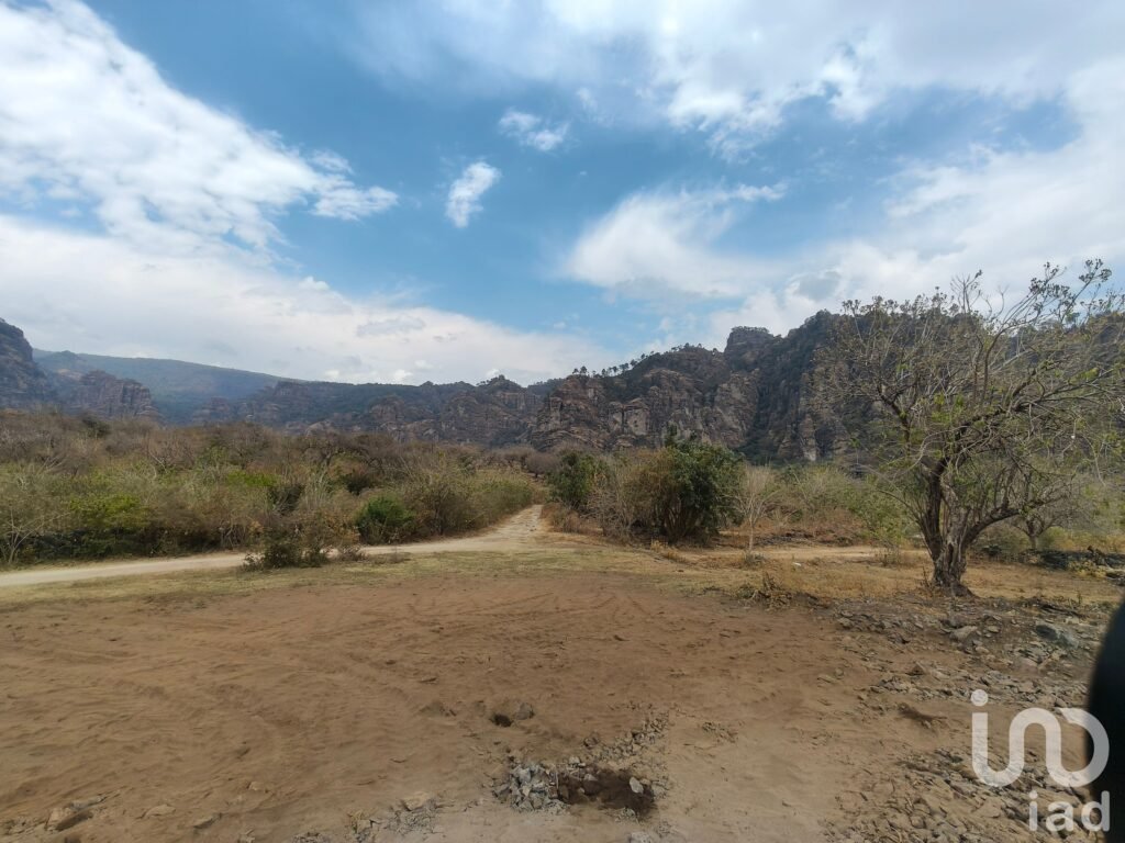 Terreno en venta en Tepoztlán con vistas panorámicas a las montañas.