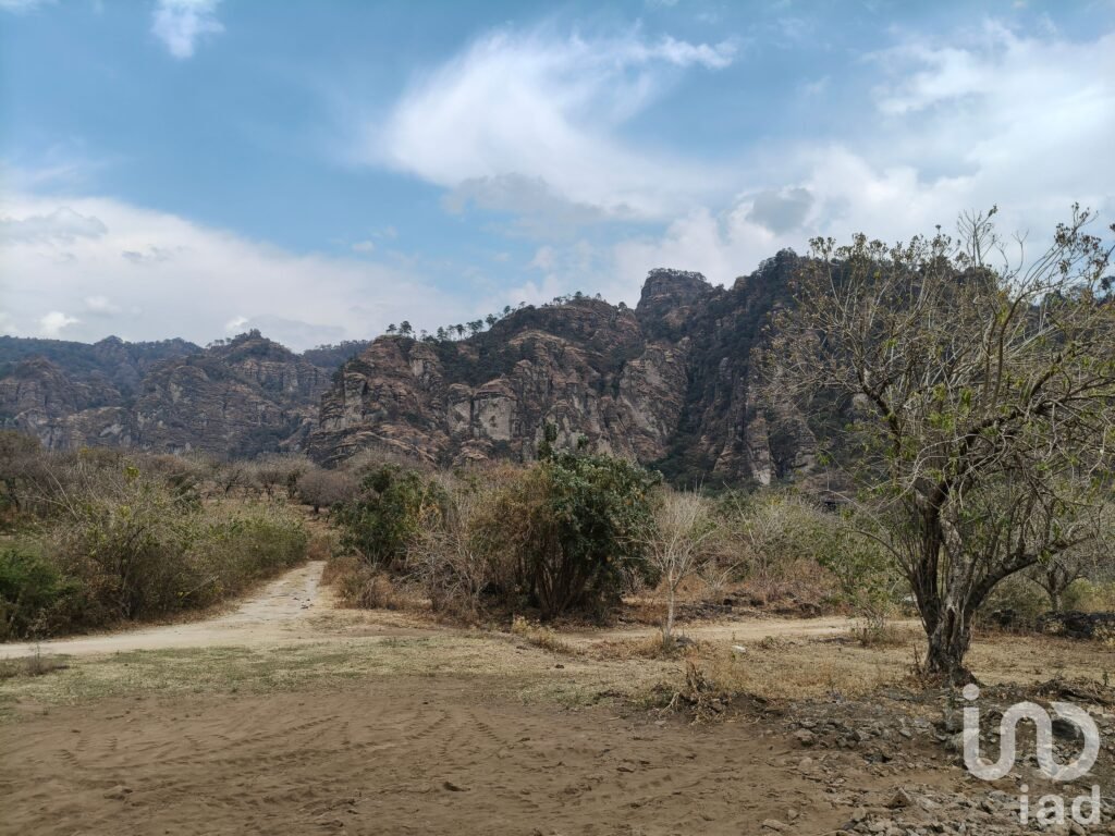 Terreno en venta en Tepoztlán con vistas panorámicas a las montañas.