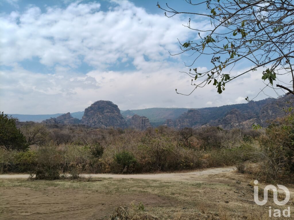 Terreno en venta en Tepoztlán con vistas panorámicas a las montañas.