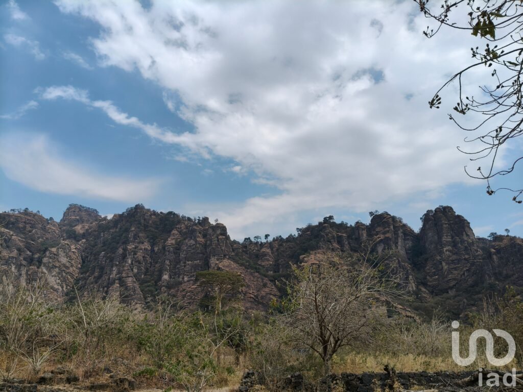 Terreno en venta en Tepoztlán con vistas panorámicas a las montañas.