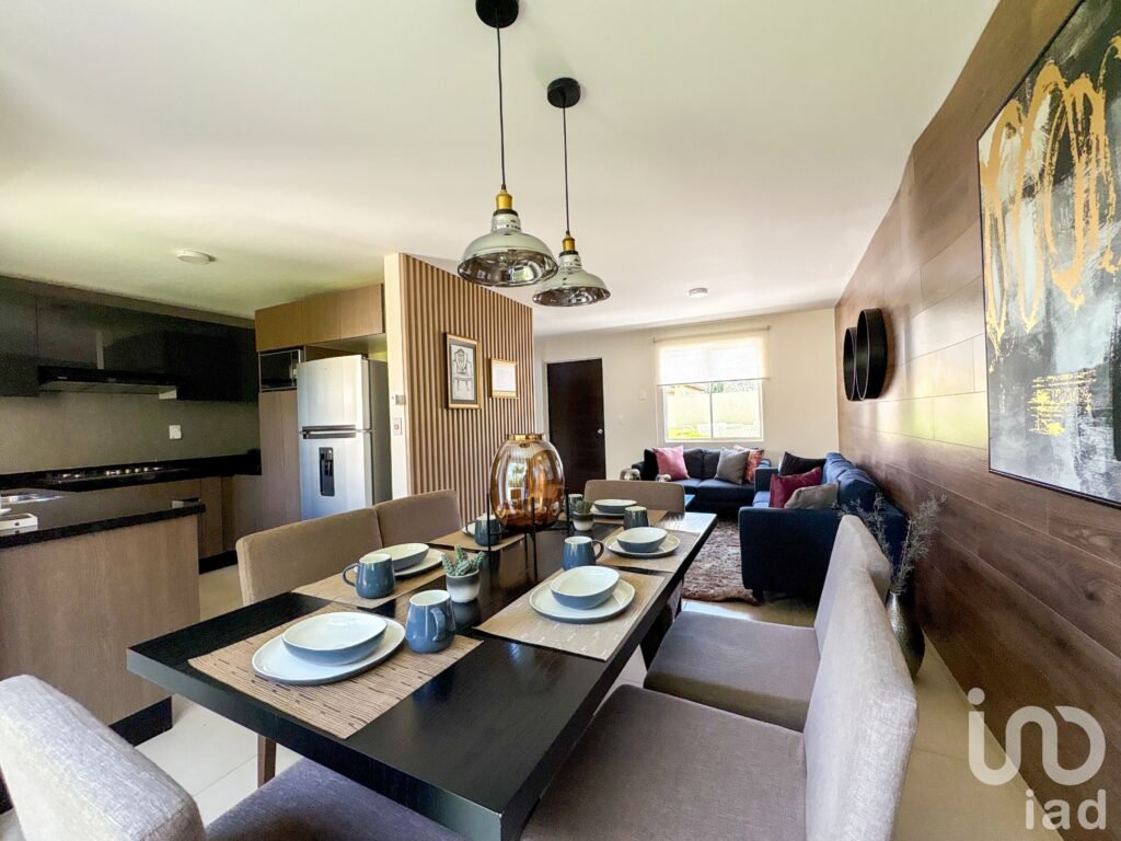 Casa en VENTA - NUEVA - 3 recamaras, Jardin posterior y 2 cajones de estacionamiento.