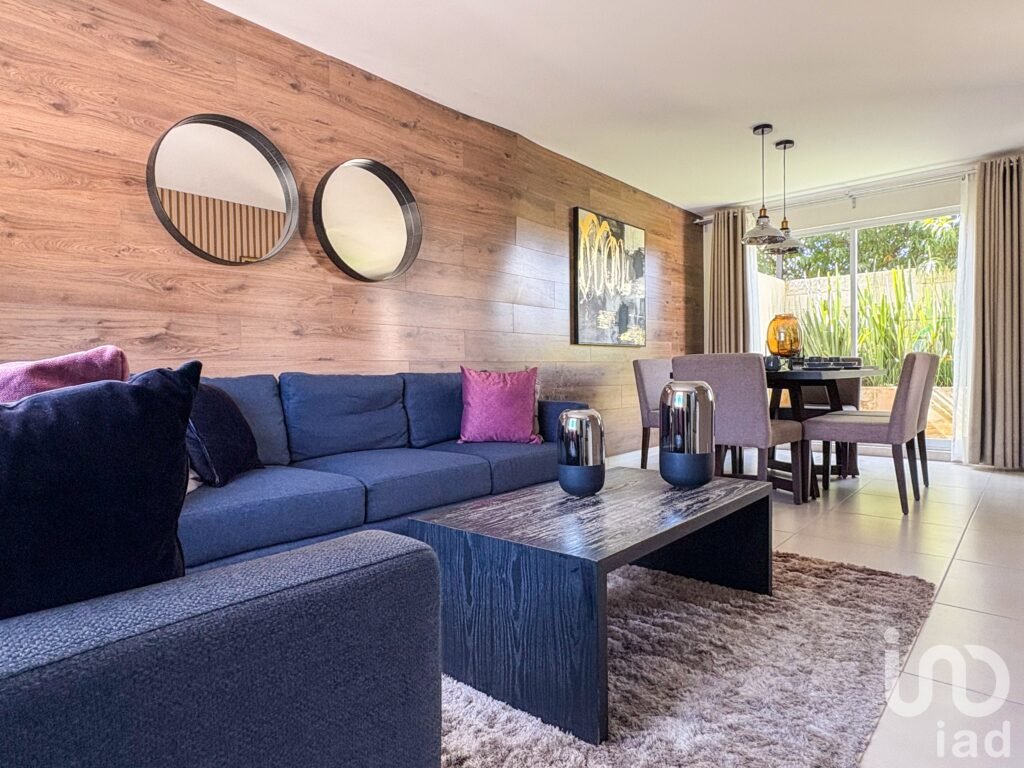 Casa en VENTA - NUEVA - 3 recamaras, Jardin posterior y 2 cajones de estacionamiento.