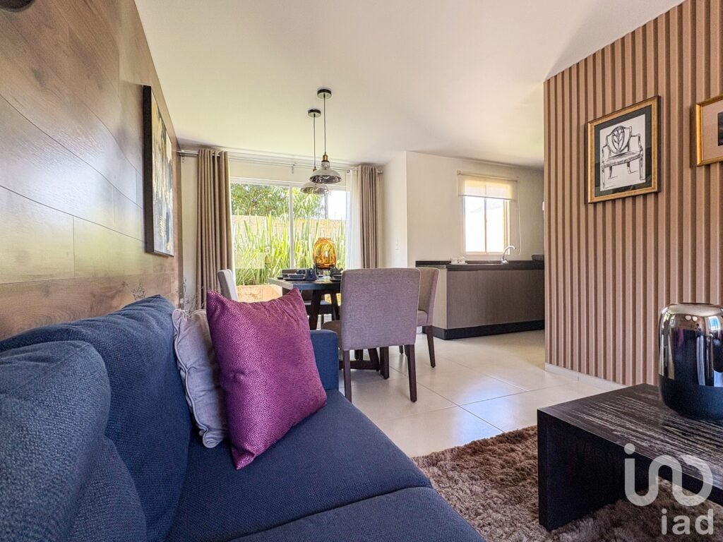 Casa en VENTA - NUEVA - 3 recamaras, Jardin posterior y 2 cajones de estacionamiento.