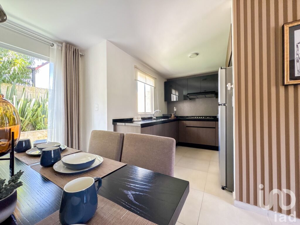 Casa en VENTA - NUEVA - 3 recamaras, Jardin posterior y 2 cajones de estacionamiento.