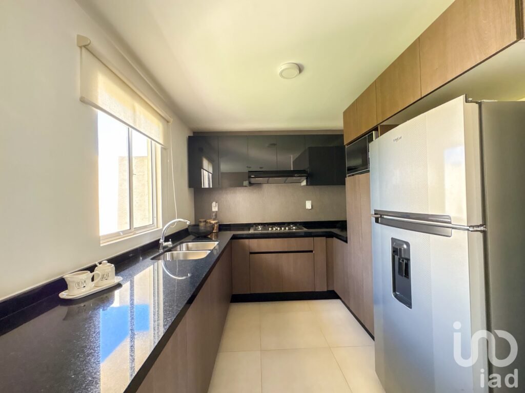 Casa en VENTA - NUEVA - 3 recamaras, Jardin posterior y 2 cajones de estacionamiento.