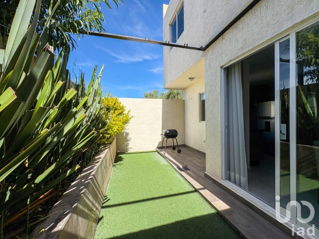 Casa en VENTA - NUEVA - 3 recamaras, Jardin posterior y 2 cajones de estacionamiento.