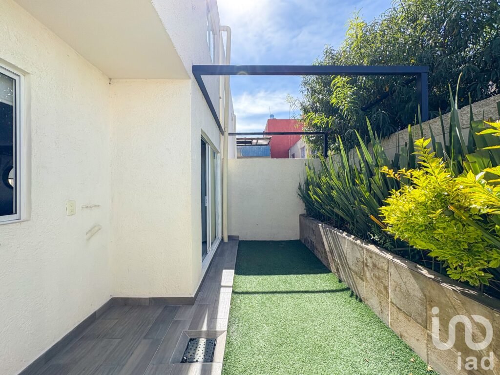 Casa en VENTA - NUEVA - 3 recamaras, Jardin posterior y 2 cajones de estacionamiento.