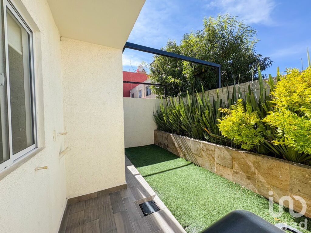 Casa en VENTA - NUEVA - 3 recamaras, Jardin posterior y 2 cajones de estacionamiento.