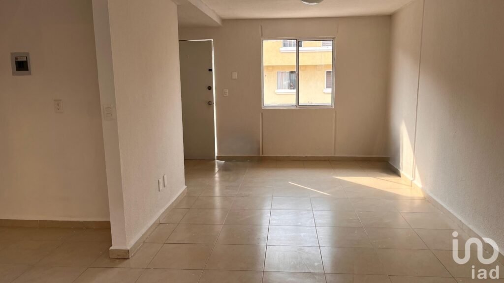 Hermosa Casa de 2 Niveles dentro de Fraccionamiento en Tecámac, Estado de México