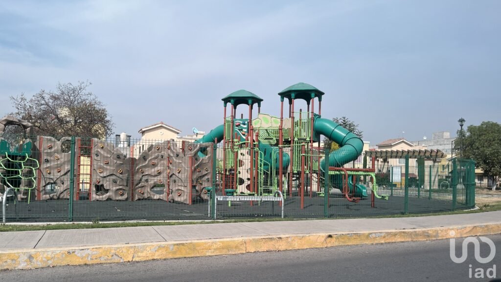 Hermosa Casa de 2 Niveles dentro de Fraccionamiento en Tecámac, Estado de México