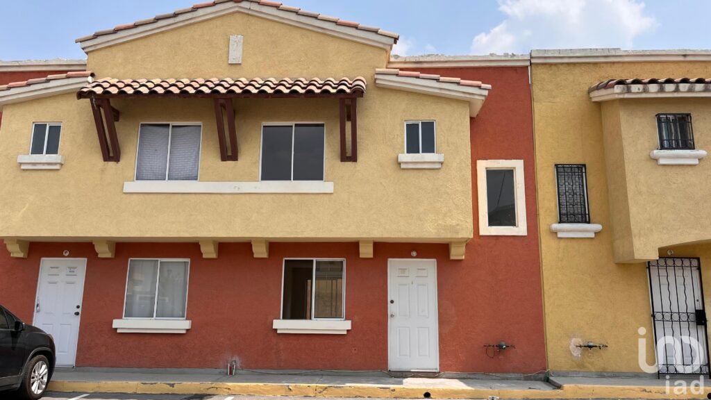 Hermosa Casa de 2 Niveles dentro de Fraccionamiento en Tecámac, Estado de México