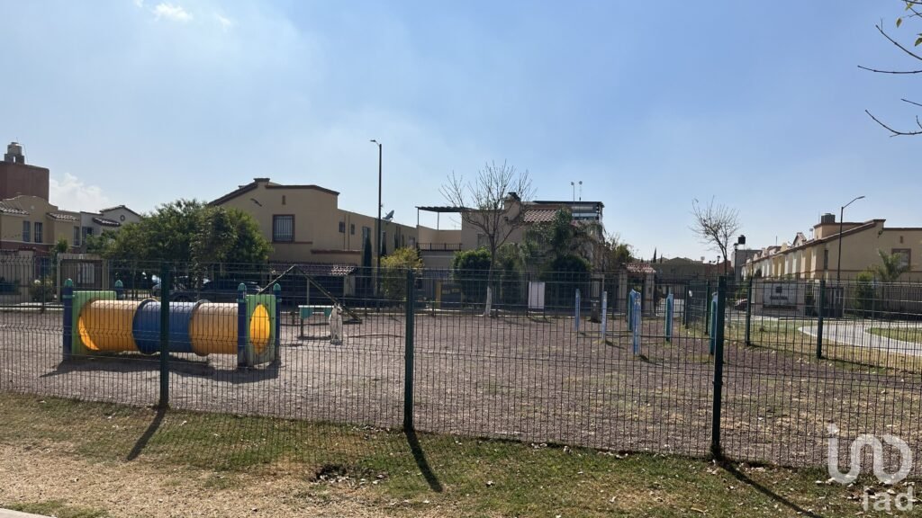 Hermosa Casa de 2 Niveles dentro de Fraccionamiento en Tecámac, Estado de México