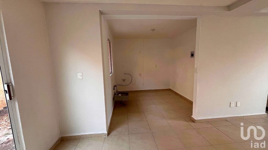 Hermosa Casa de 2 Niveles dentro de Fraccionamiento en Tecámac, Estado de México