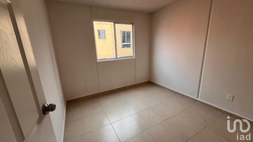 Hermosa Casa de 2 Niveles dentro de Fraccionamiento en Tecámac, Estado de México