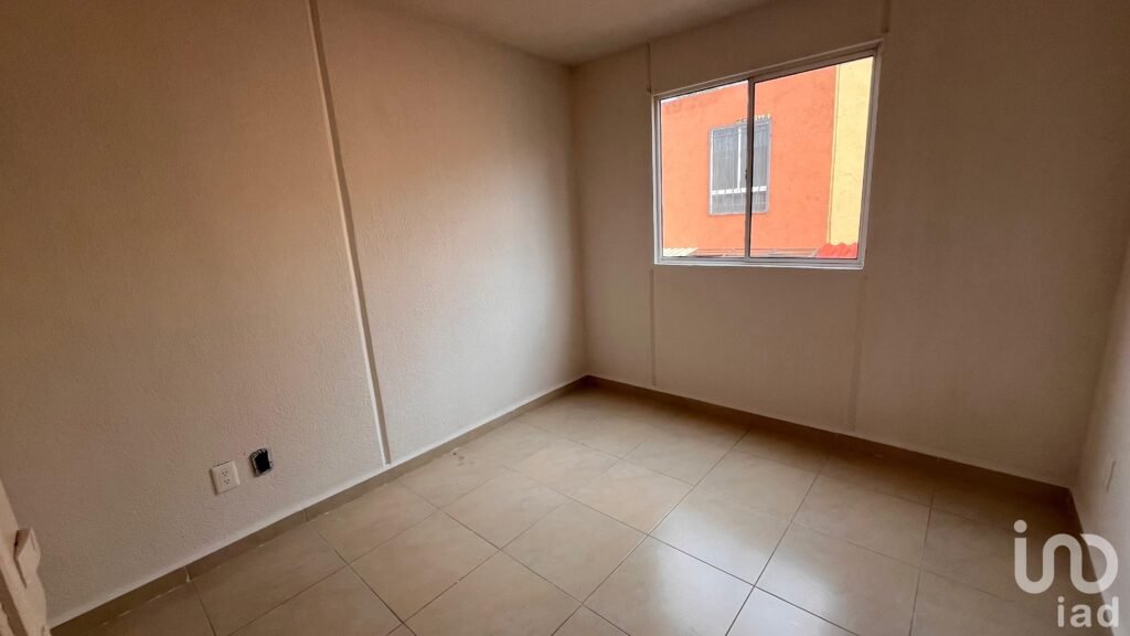 Hermosa Casa de 2 Niveles dentro de Fraccionamiento en Tecámac, Estado de México