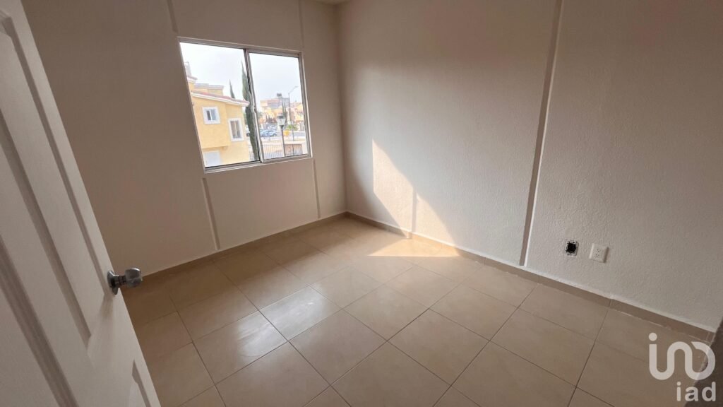 Hermosa Casa de 2 Niveles dentro de Fraccionamiento en Tecámac, Estado de México