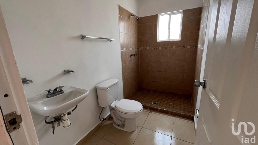 Hermosa Casa de 2 Niveles dentro de Fraccionamiento en Tecámac, Estado de México