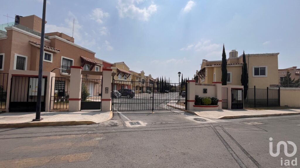 Hermosa Casa de 2 Niveles dentro de Fraccionamiento en Tecámac, Estado de México