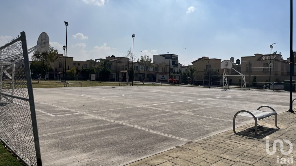 Hermosa Casa de 2 Niveles dentro de Fraccionamiento en Tecámac, Estado de México