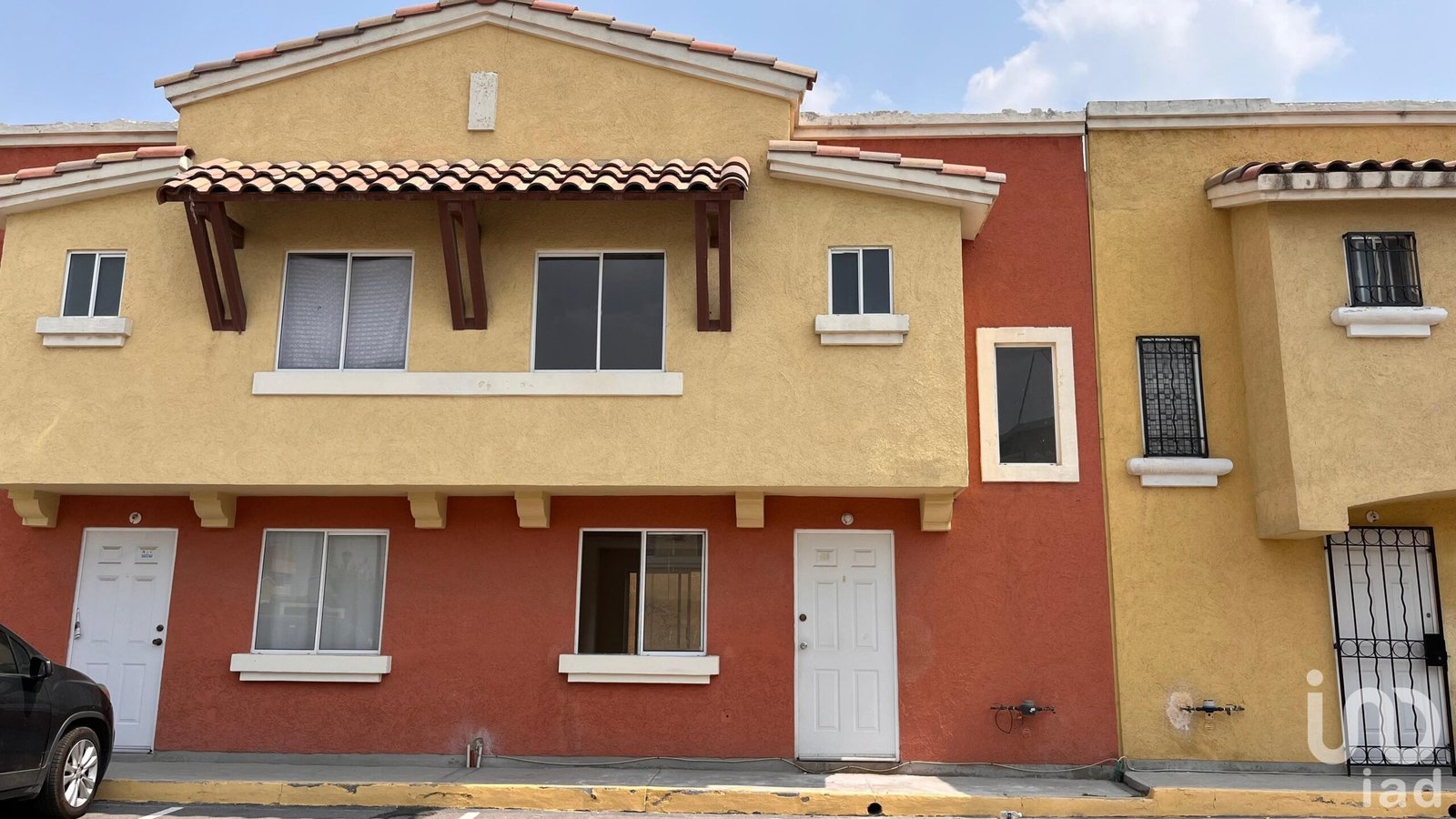 Hermosa Casa de 2 Niveles dentro de Fraccionamiento en Tecámac, Estado de México