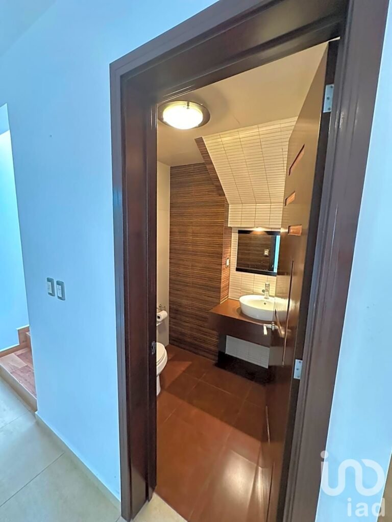 Casa de 2 niveles en fraccionamiento Arboledas de San Javier, Pachuca, Hidalgo.