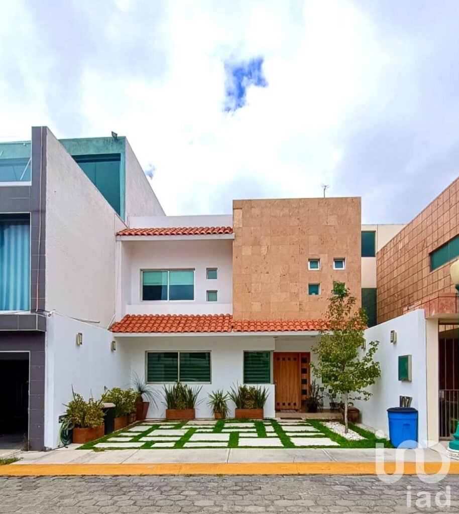 Casa de 2 niveles en fraccionamiento Arboledas de San Javier, Pachuca, Hidalgo.