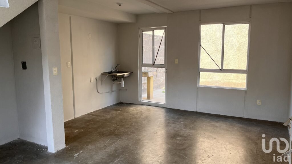 Casa de 2 Niveles dentro de Fraccionamiento en Tecámac, Estado de México