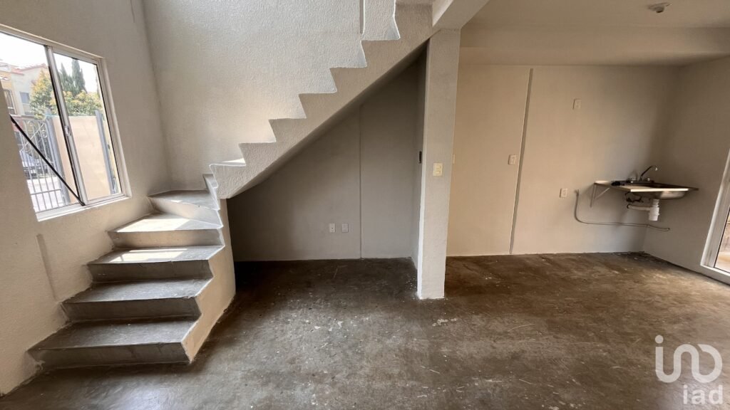 Casa de 2 Niveles dentro de Fraccionamiento en Tecámac, Estado de México