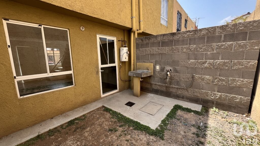 Casa de 2 Niveles dentro de Fraccionamiento en Tecámac, Estado de México