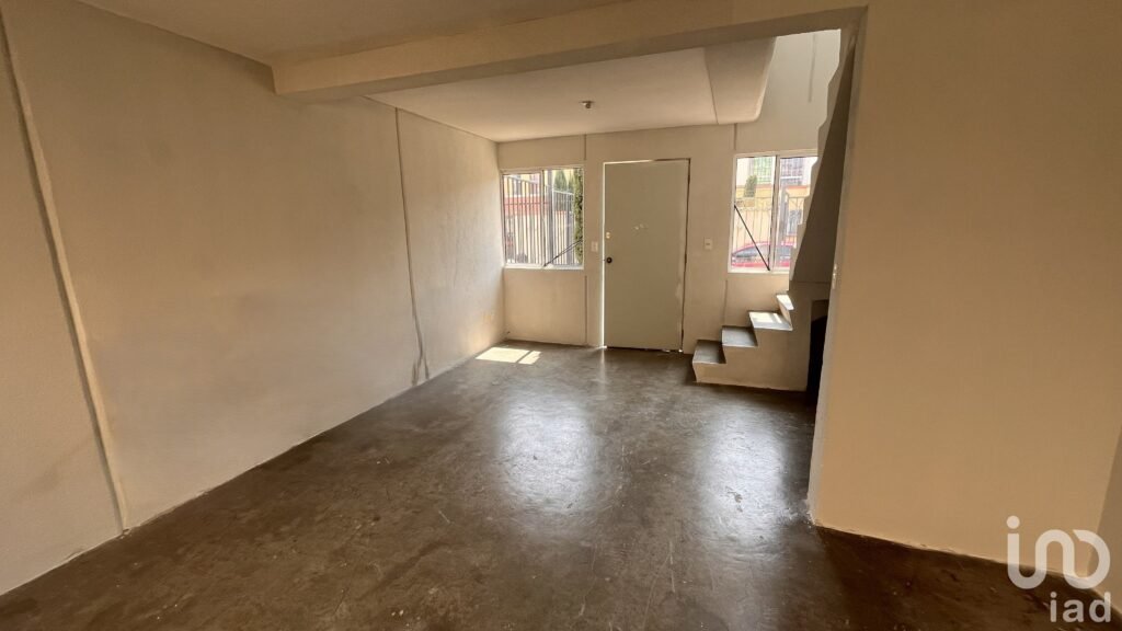 Casa de 2 Niveles dentro de Fraccionamiento en Tecámac, Estado de México