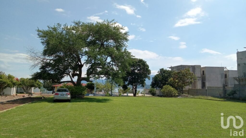 Venta 4070 m2, Alberca grande 5 Bungalows en Tequesquitengo.