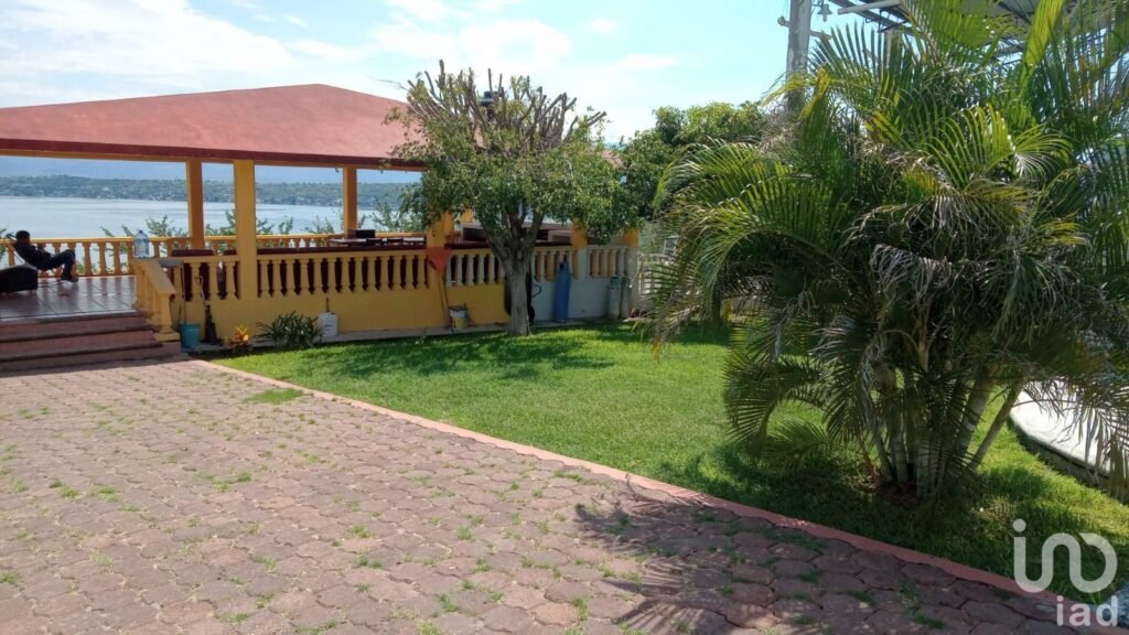 Venta 4070 m2, Alberca grande 5 Bungalows en Tequesquitengo.