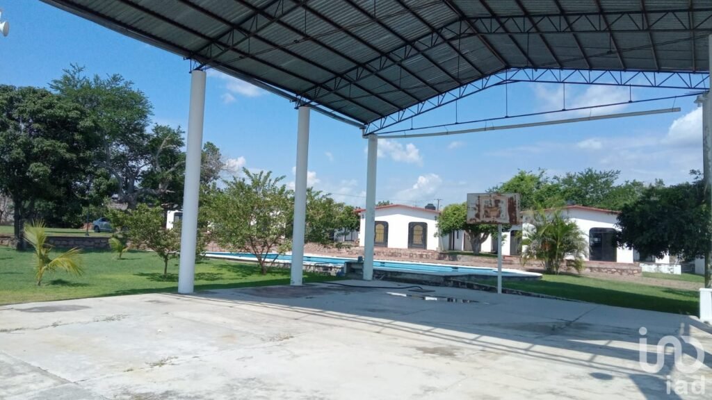 Venta 4070 m2, Alberca grande 5 Bungalows en Tequesquitengo.