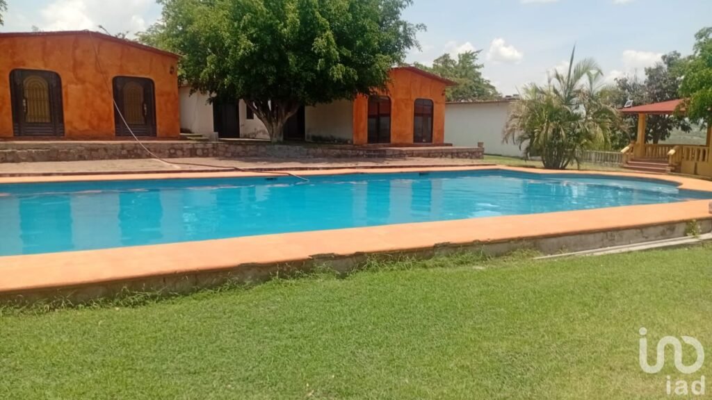 Venta 4070 m2, Alberca grande 5 Bungalows en Tequesquitengo.