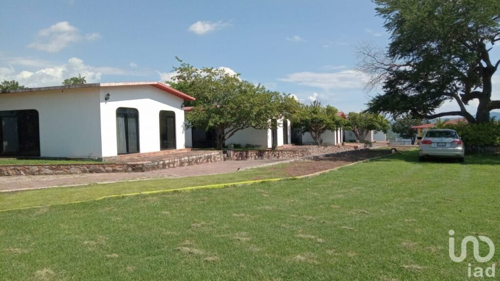 Venta 4070 m2, Alberca grande 5 Bungalows en Tequesquitengo.