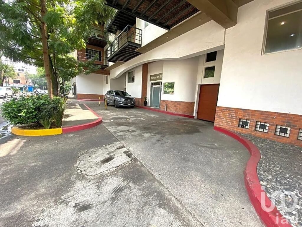 Venta de departamento en la Colonia Del Valle con terraza privada y dos estacionamientos