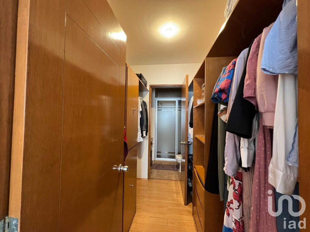 Venta de departamento en la Colonia Del Valle con terraza privada y dos estacionamientos