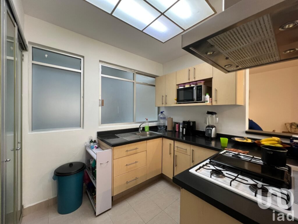 Venta de departamento en la Colonia Del Valle con terraza privada y dos estacionamientos